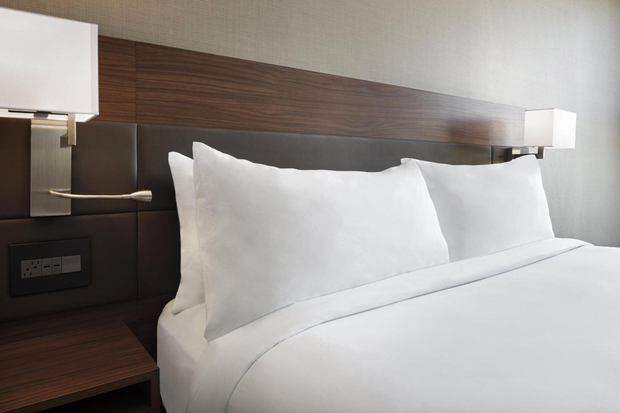 Ac Hotel By Marriott St. Louis Клейтън Екстериор снимка